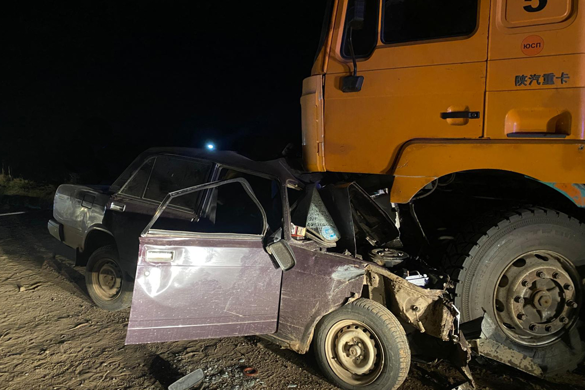 Фото В Бурятии водитель «Жигулей» едва выжил в ДТП с грузовиком