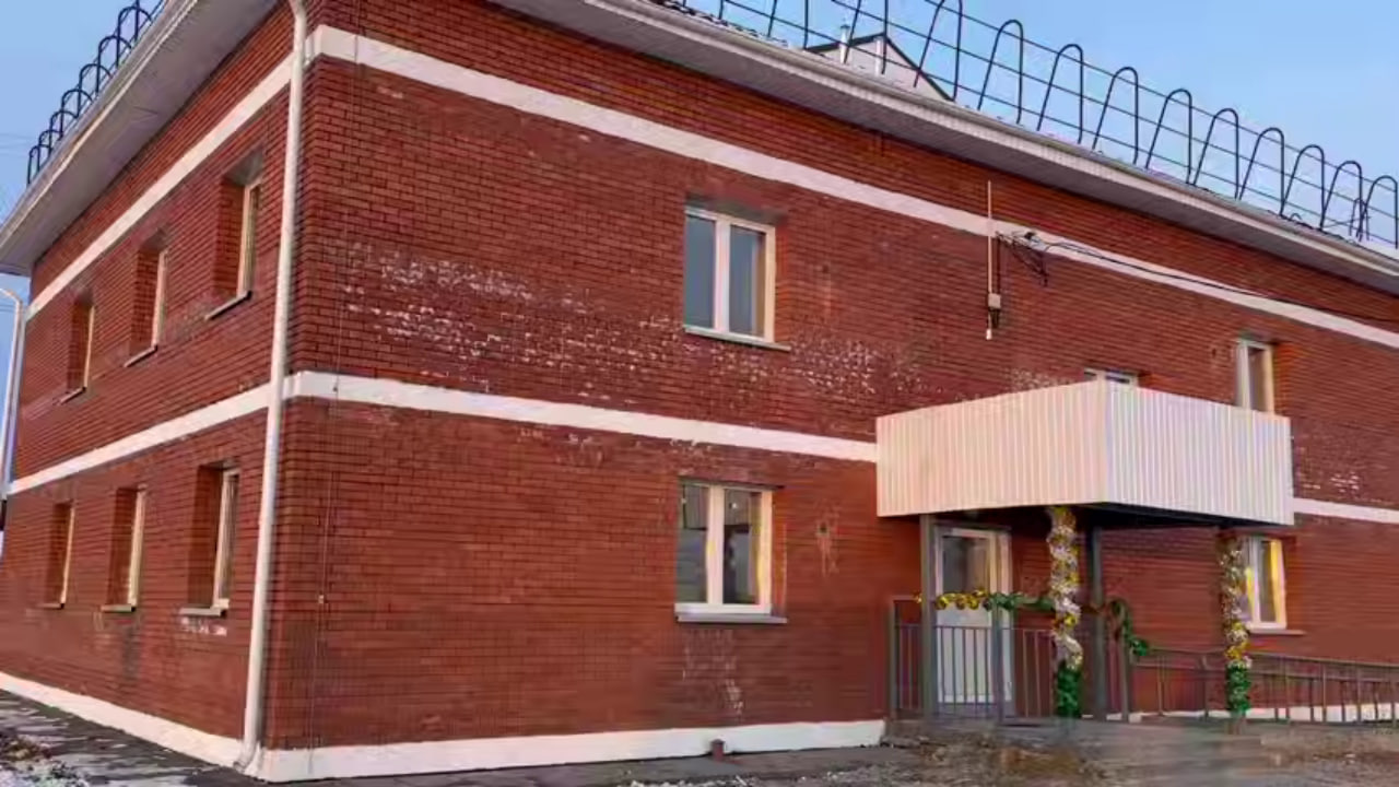 Фото Глава Бурятии вручил ключи жильцам первого многоквартирного дома для врачей и учителей