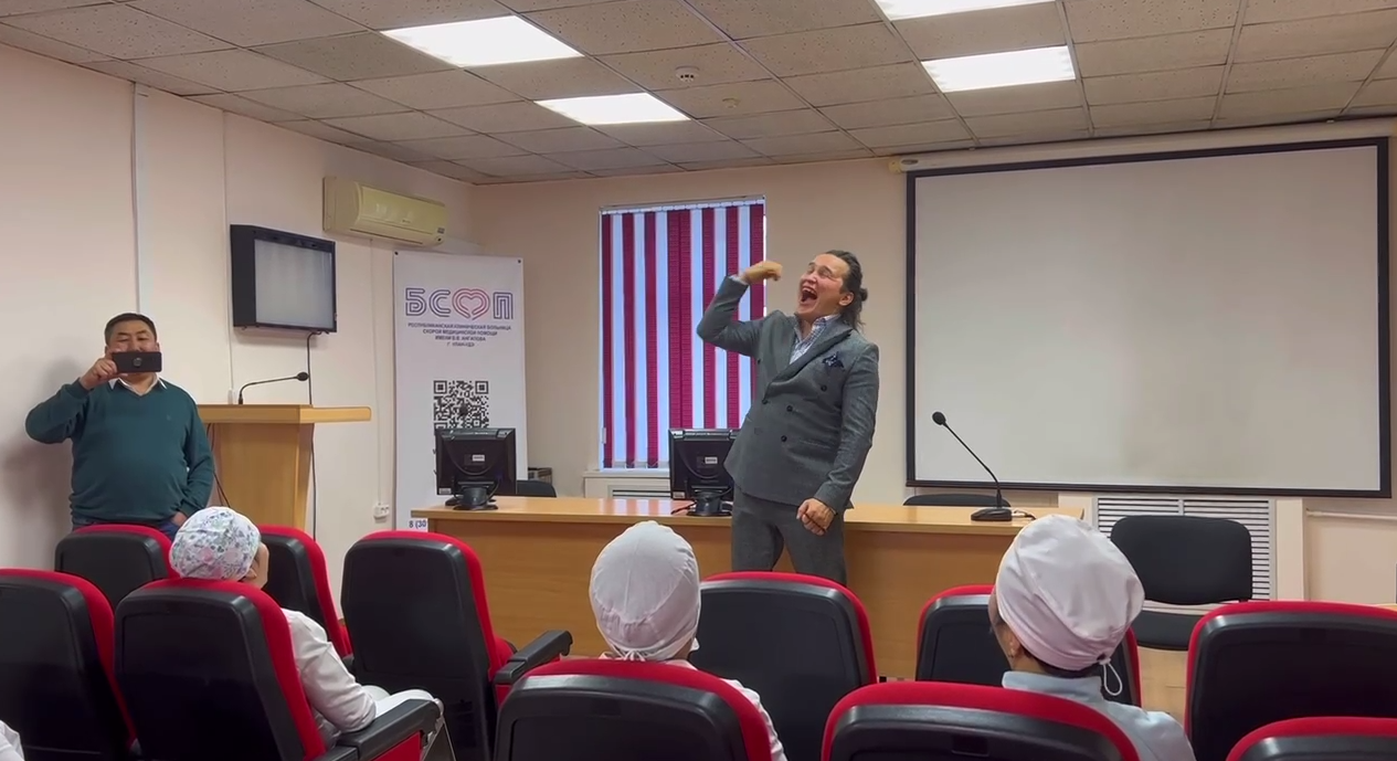Фото В Бурятии чемпион мира по смеху научил правильно смеяться сотрудников БСМП (ВИДЕО)