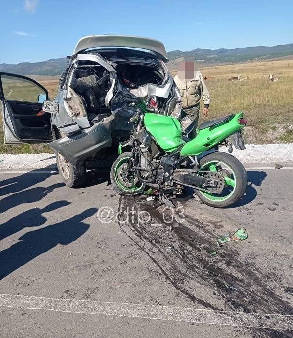 Фото В Бурятии мотоциклист врезался в стоящий автомобиль