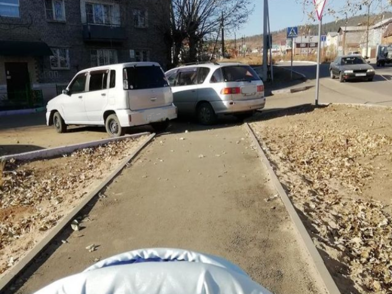 Фото Жители Улан-Удэ жалуются на автомобили, припаркованные во дворах