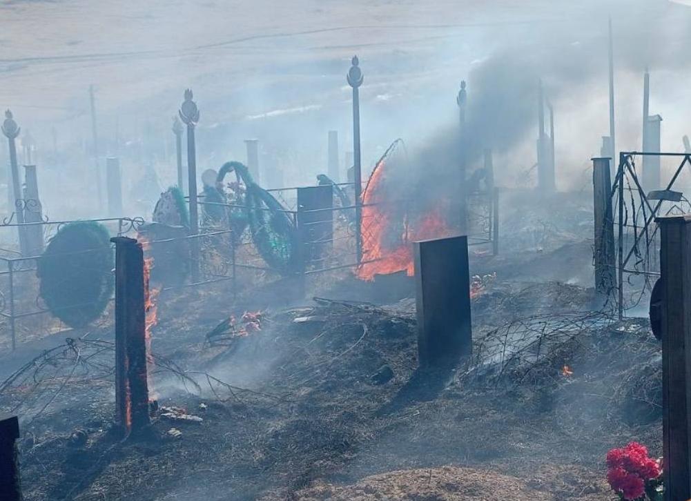 Фото В Бурятии выявили виновника пожара на кладбище в селе Потанино