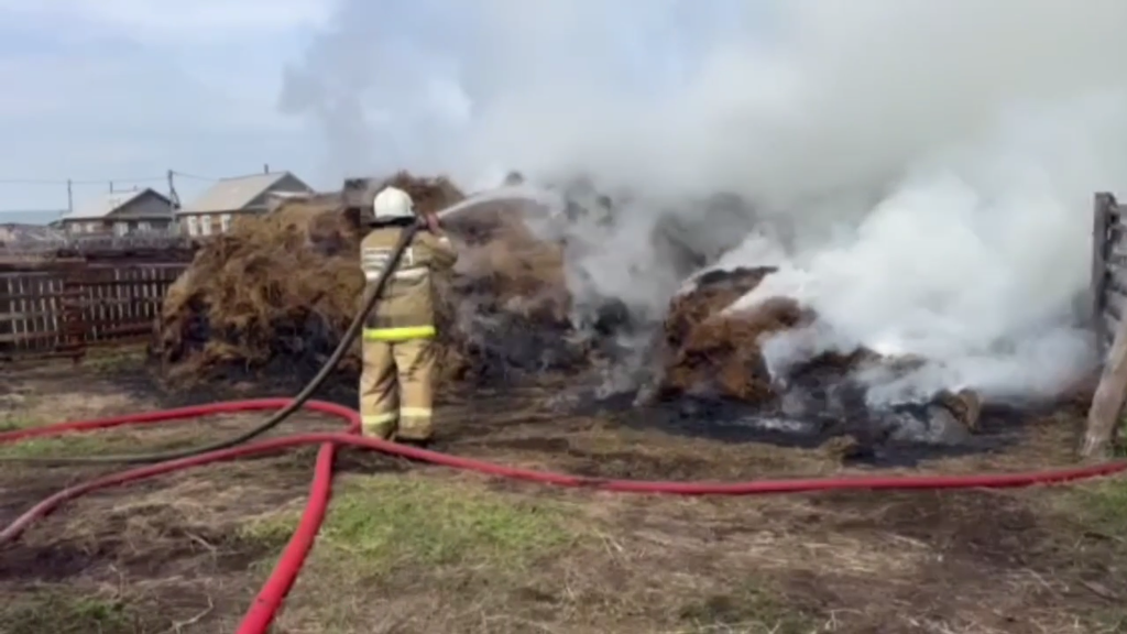 Фото У сельчанина в Бурятии сгорело 5 тонн сена (ВИДЕО)