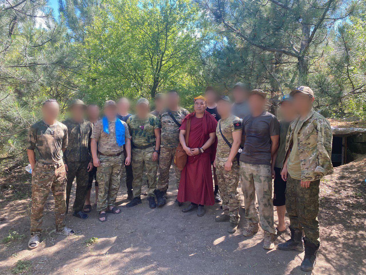 Фото На СВО Батор лама провел молебен для танкистов из Бурятии