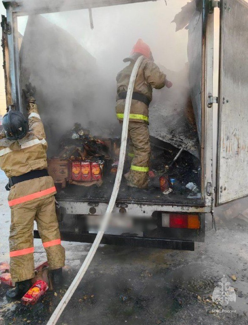Фото В Улан-Удэ сотрудники МЧС потушили горящий грузовик