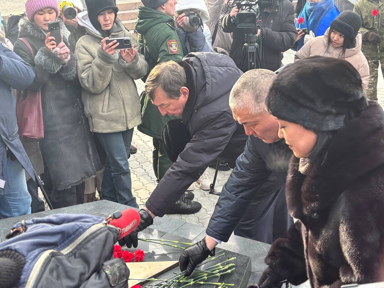 Фото Председатель Улан-Удэнского горсовета возложил цветы к Вечному огню