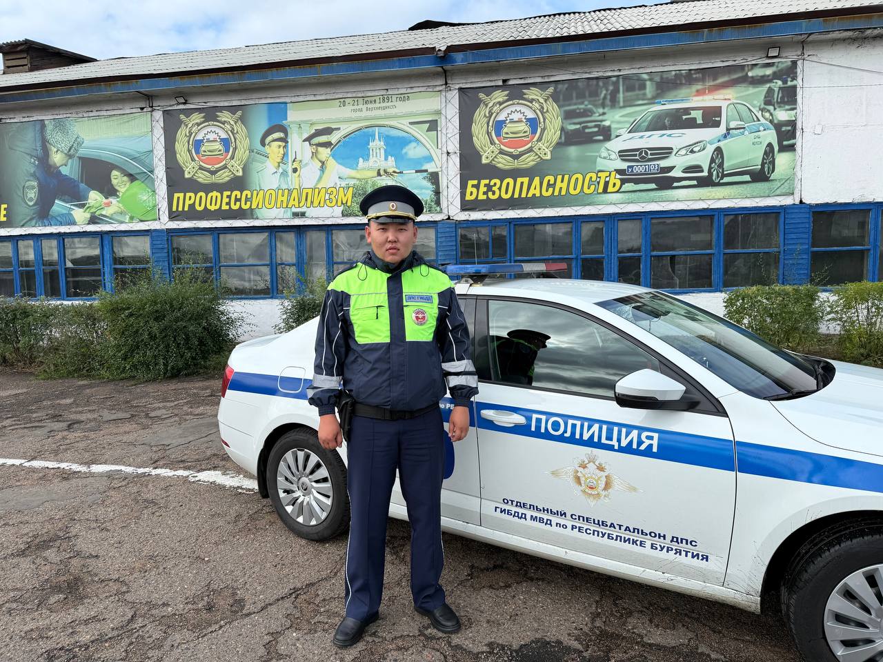 Фото В Улан-Удэ полицейский помог девочке с отеком добраться до больницы 