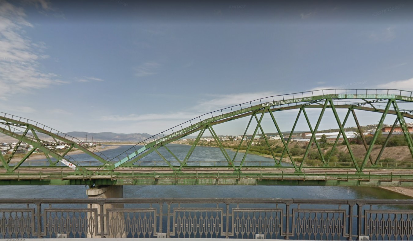 Фото В Улан-Удэ «КамАЗ» оборвал провода электропередачи на Селенгинском мосту