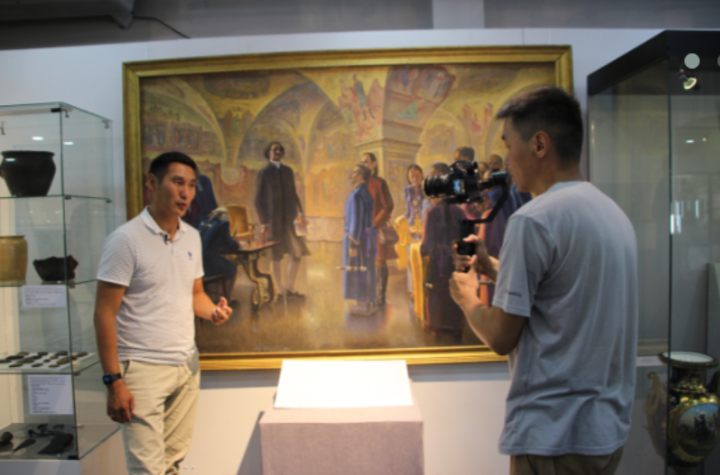 Фото Музей истории Бурятии посетила съёмочная группа якутского телеканала «Саха»