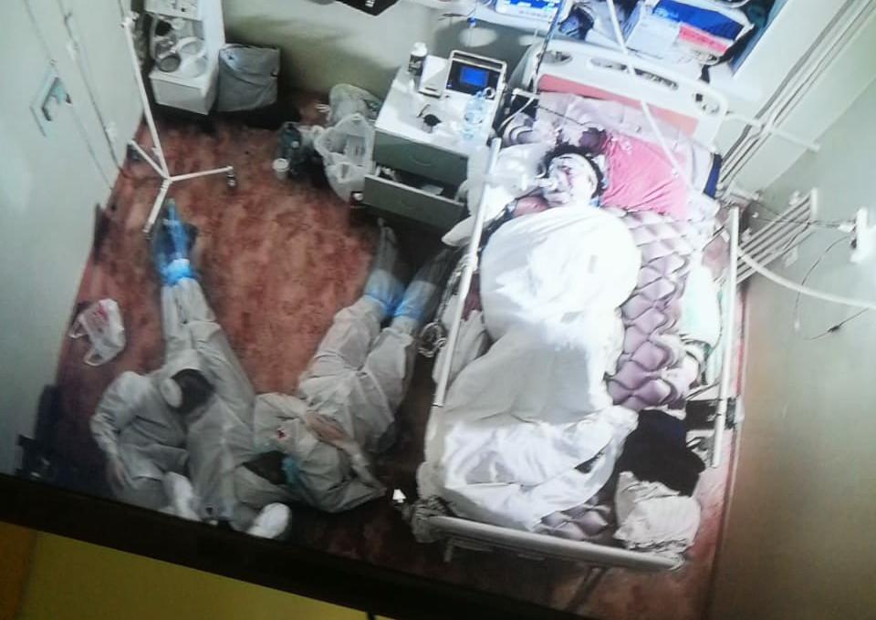 Фото Три студента-медика заночевали в палате ковидного пациента на случай, если ей станет плохо