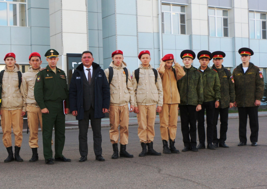 Фото В Улан-Удэ кадеты, юнармейцы и участники СВО побывали на авиационном заводе