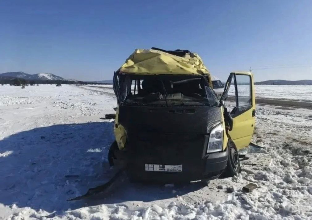 Фото Пассажиров рейсового автобуса в Бурятии доставили в больницу с множественными переломами
