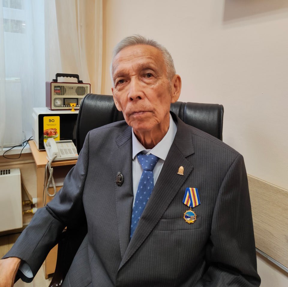 Фото Председателю городского Совета ветеранов Валерию Очирову вручили медаль «За заслуги перед Республикой Бурятия» 