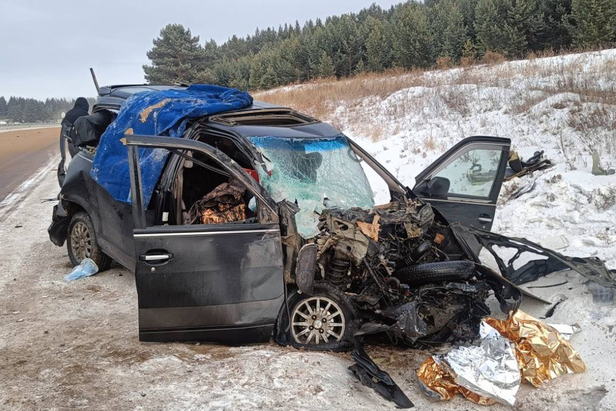 Фото Житель Бурятии разбил машину на встречной полосе