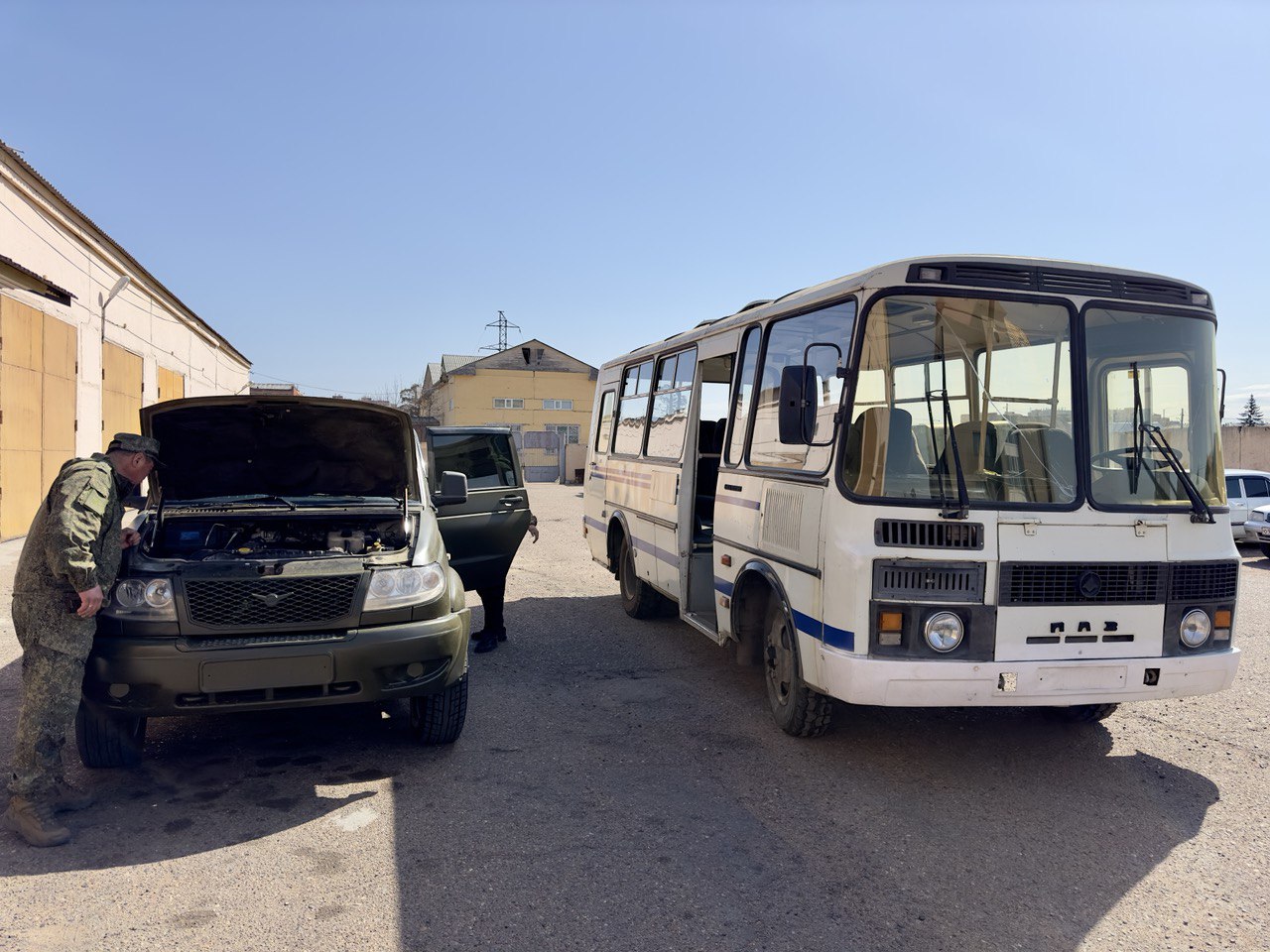 Фото Вуз из Улан-Удэ передал для нужд СВО автобус и автомобиль