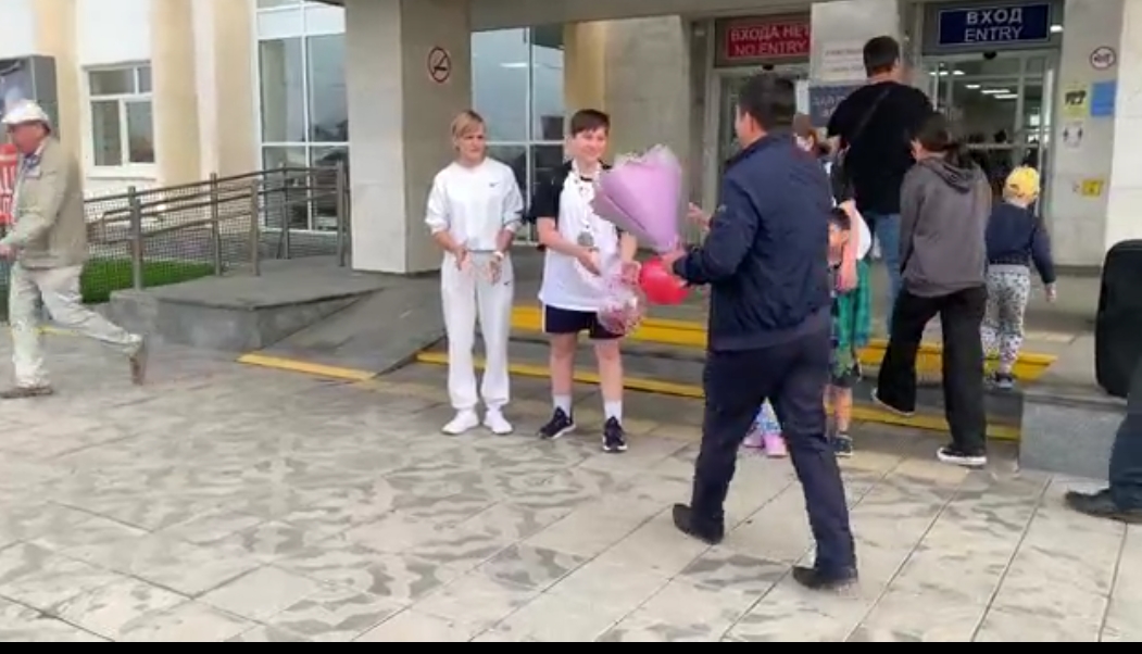 Фото В аэропорту Улан-Удэ встретили серебряную призерку по спортивной борьбе