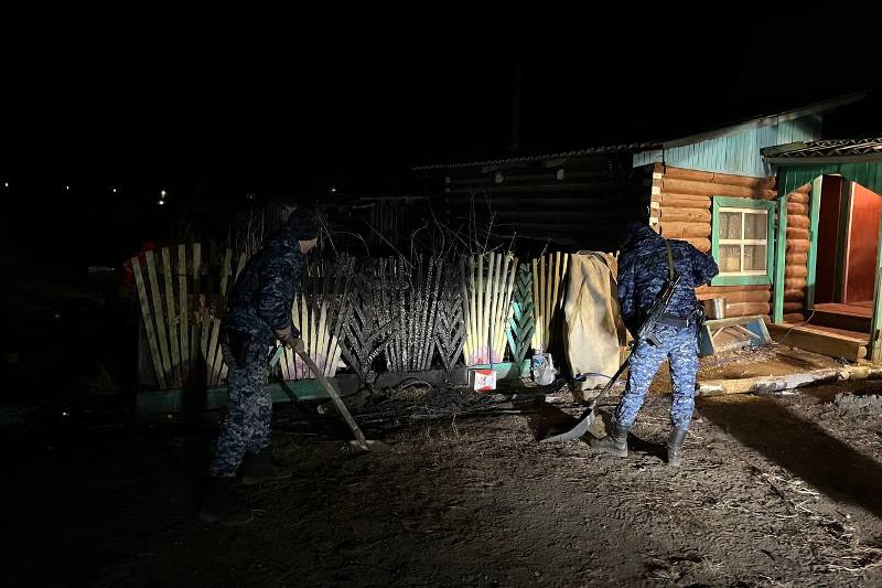 Фото Отважные росгвардейцы потушили возгорание в районе Бурятии