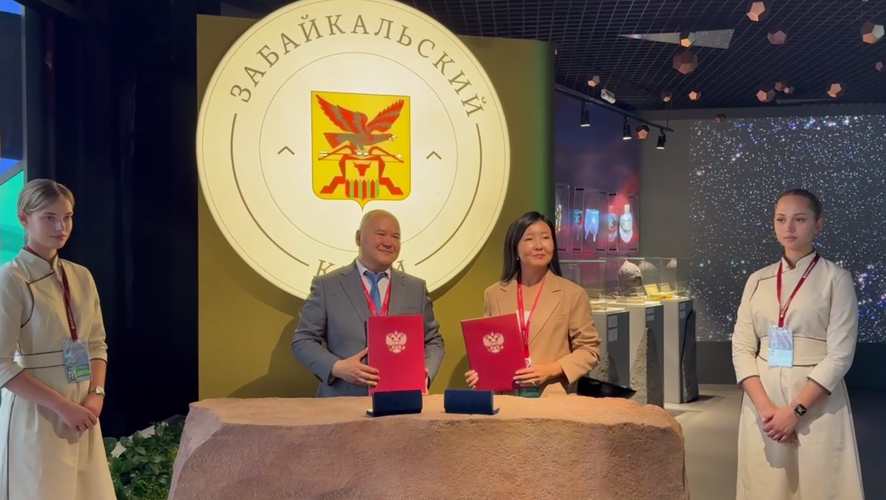 Фото Глава Минпромторга Бурятии заключил соглашение с Забкраем