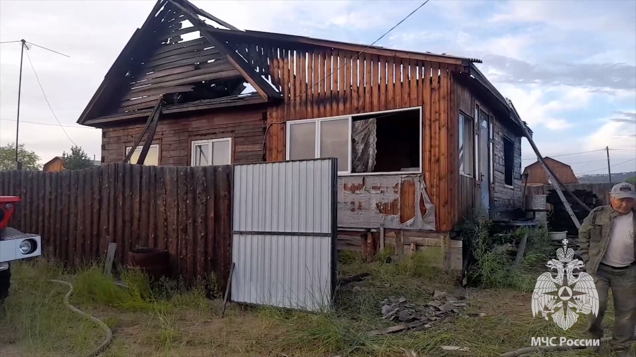 Фото В поселке Тарбагатайского района Бурятии загорелся жилой дом