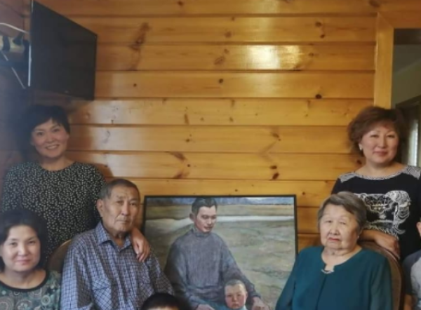 Фото Петербуржская художница подарила портрет Героя ВОВ из Бурятии его семье (ФОТО)