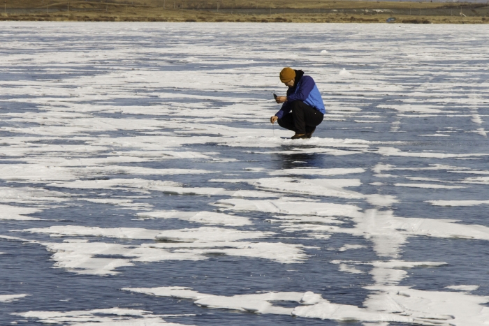 Фото Самые опасные места на льду Байкала отметили предупреждающими знаками