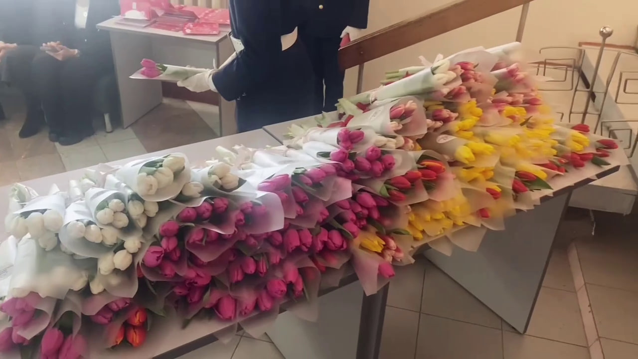 Фото В Улан-Удэ вручили цветы мамам Героев