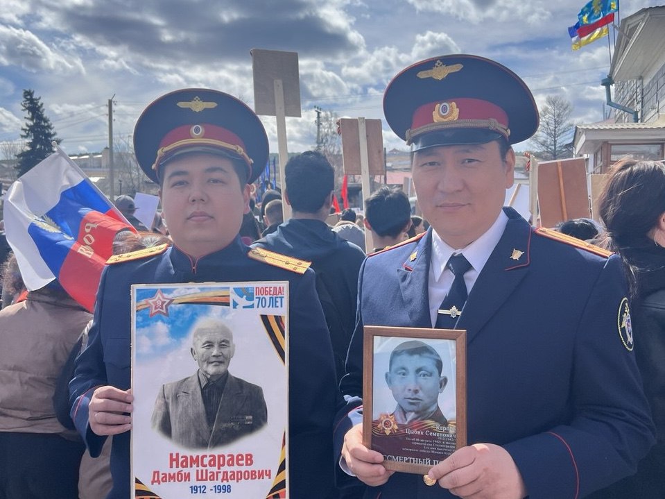 Фото В Кяхте сотрудники следственного отдела приняли участие в шествии «Бессмертного полка»