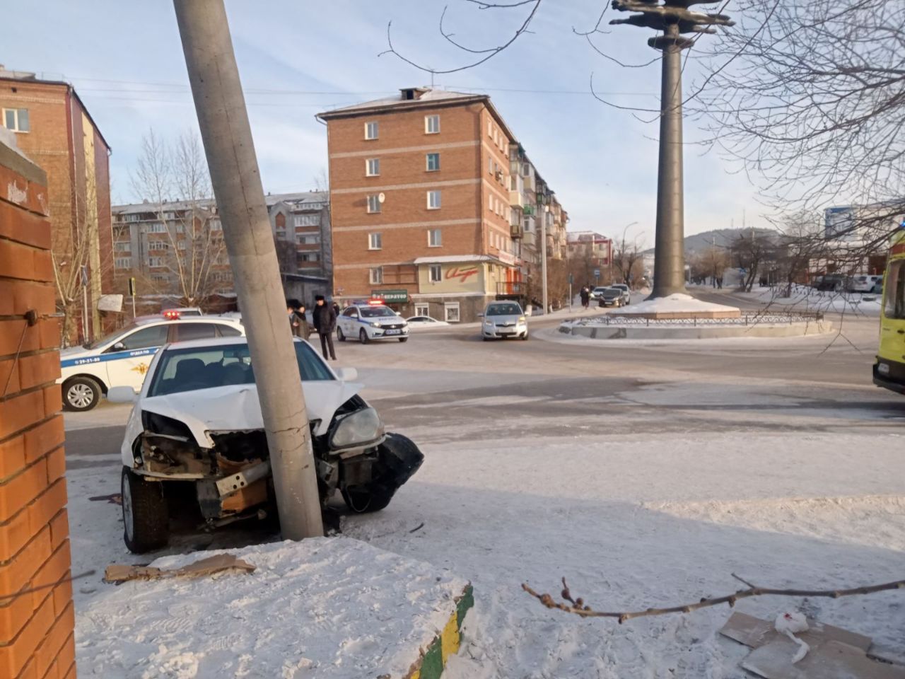 Фото В Улан-Удэ автомобиль наехал на пешеходов и врезался в столб (ОБНОВЛЕНО)