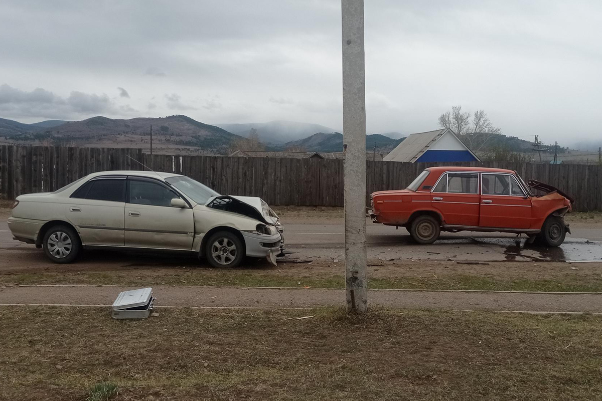 Фото В селе Бурятии в лобовом ДТП пострадали оба водителя