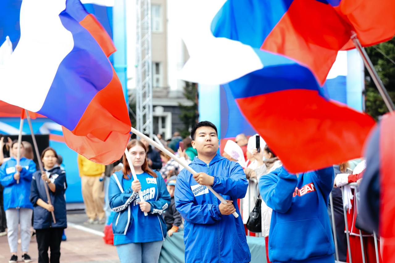 Фото Мэр Улан-Удэ Игорь Шутенков поздравляет с Днём России