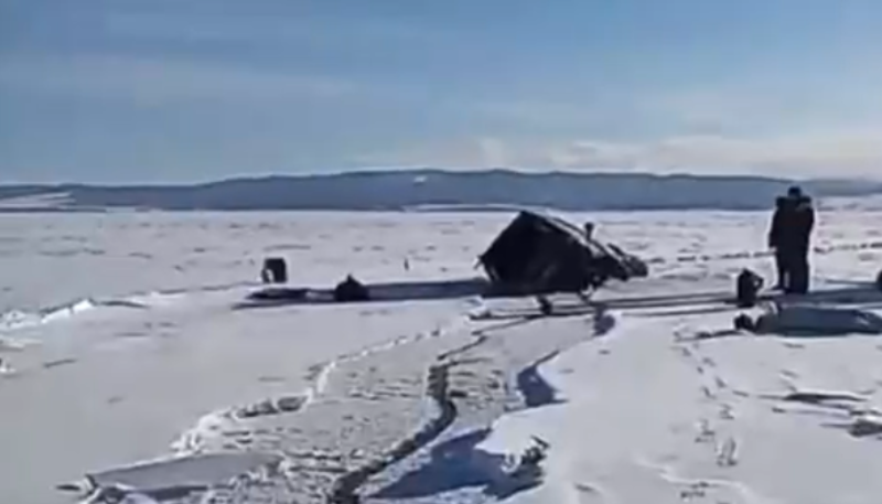 Фото В Бурятии под лед Байкала провалился легковой автомобиль