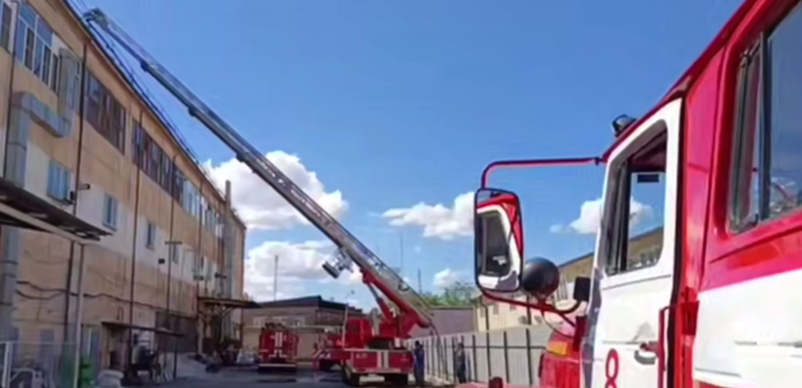 Фото В Улан-Удэ на улице Пирогова горело производственное здание