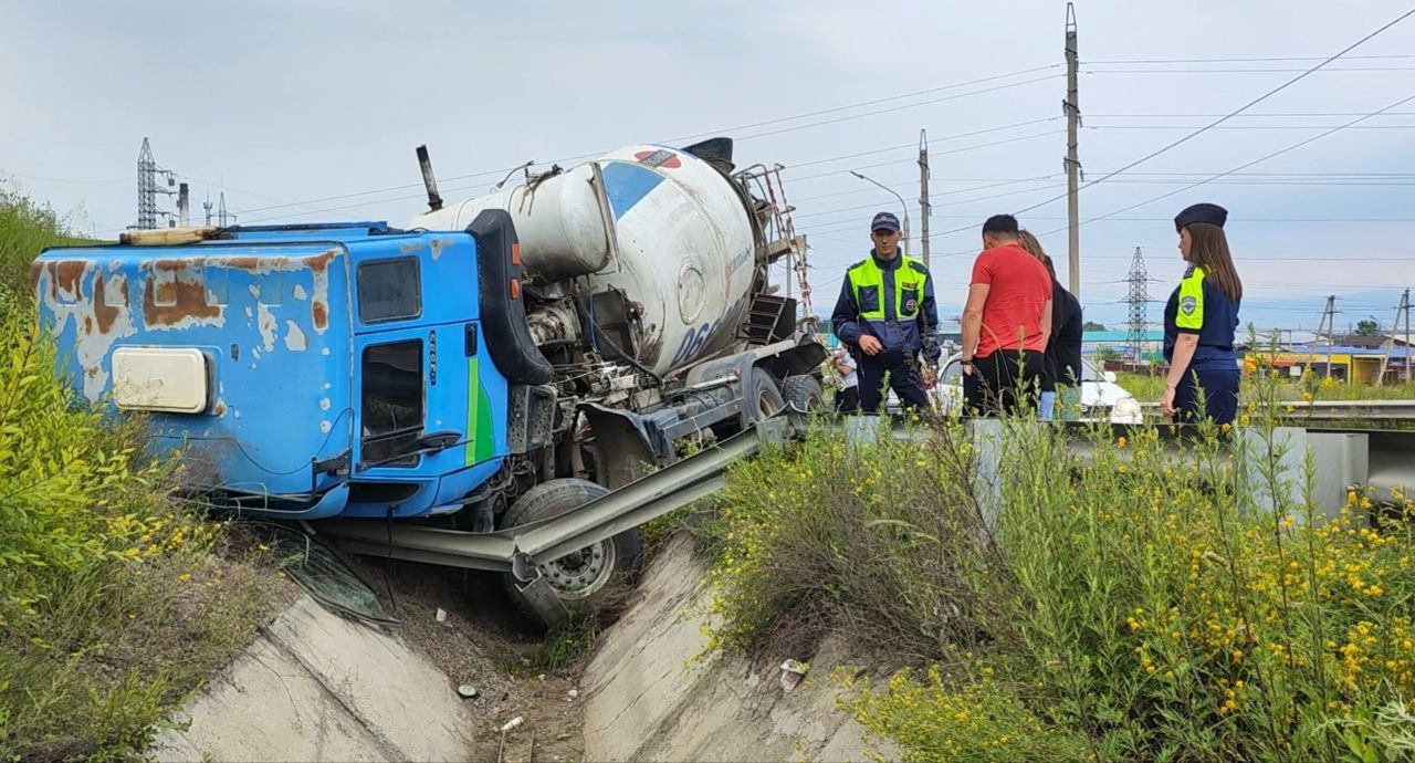 В Улан-Удэ водитель бетономешалки попал в больницу после ДТП - Происшествия  - Новая Бурятия