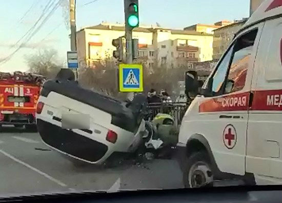 Фото В Улан-Удэ автомобиль врезался в остановку и перевернулся