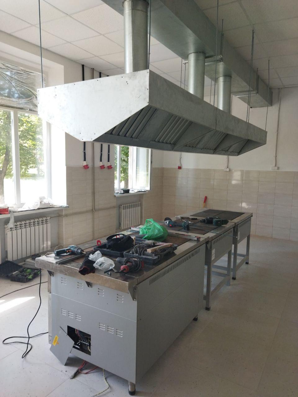 Фото Специалисты из Бурятии монтируют оборудование в пищеблоке Марьяновской школы ДНР