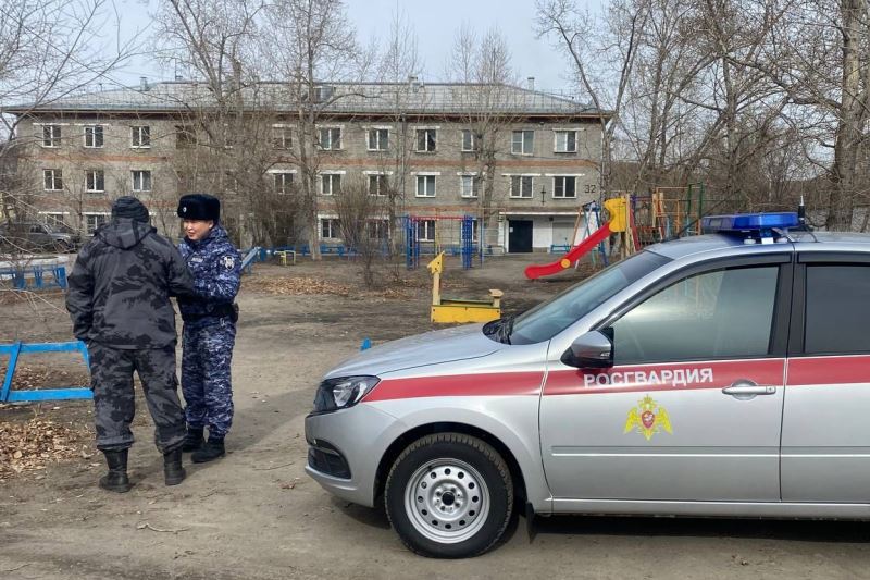 Фото Росгвардейцы задержали пьяного вора на детской площадке в Улан-Удэ