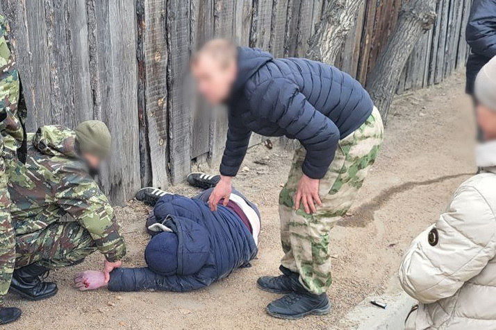 Фото Сотрудники спецназа помогли потерявшему сознание улан-удэнцу