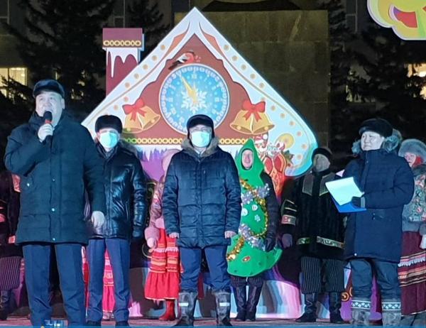 Фото В Улан-Удэ открылась главная городская ёлка-2021