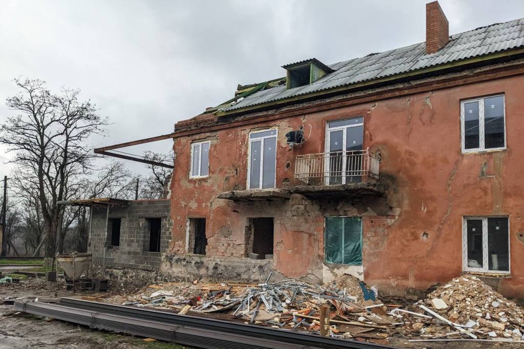 Фото Бурятия восстанавливает обстрелянные дома в Старобешевском районе ДНР