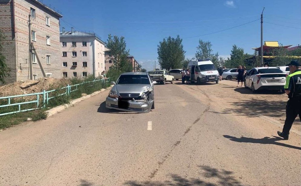 Фото В Бурятии нежелание «Морковника» подвинуться на дороге привело водителя «ВАЗа» в больницу