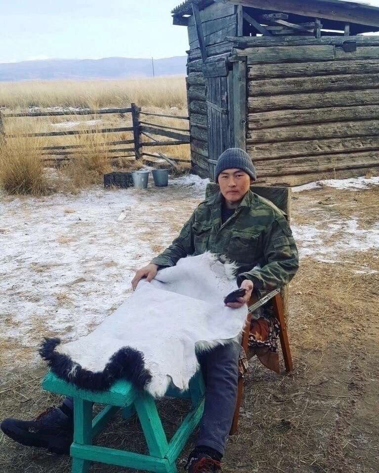 Фото Блогер из Бурятии научит выделке шкур животных