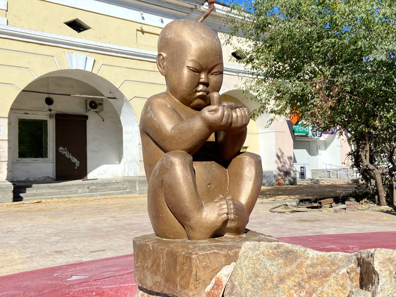 Фото В Улан-Удэ скульптура «Мальчик с птичкой» украсила Гостиные ряды