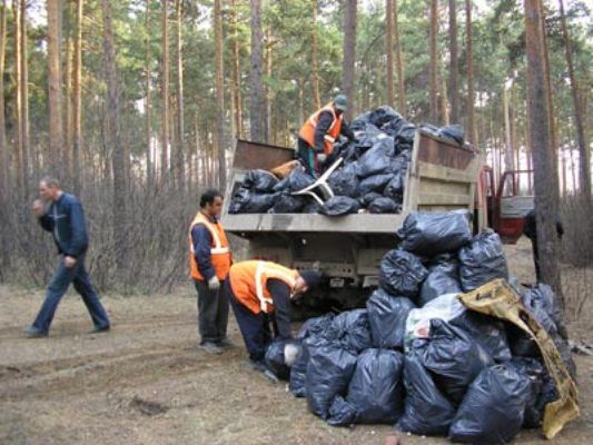 Фото С улиц Иркутска вывезли 15 КАМАЗов мусора после празднования Дня Победы