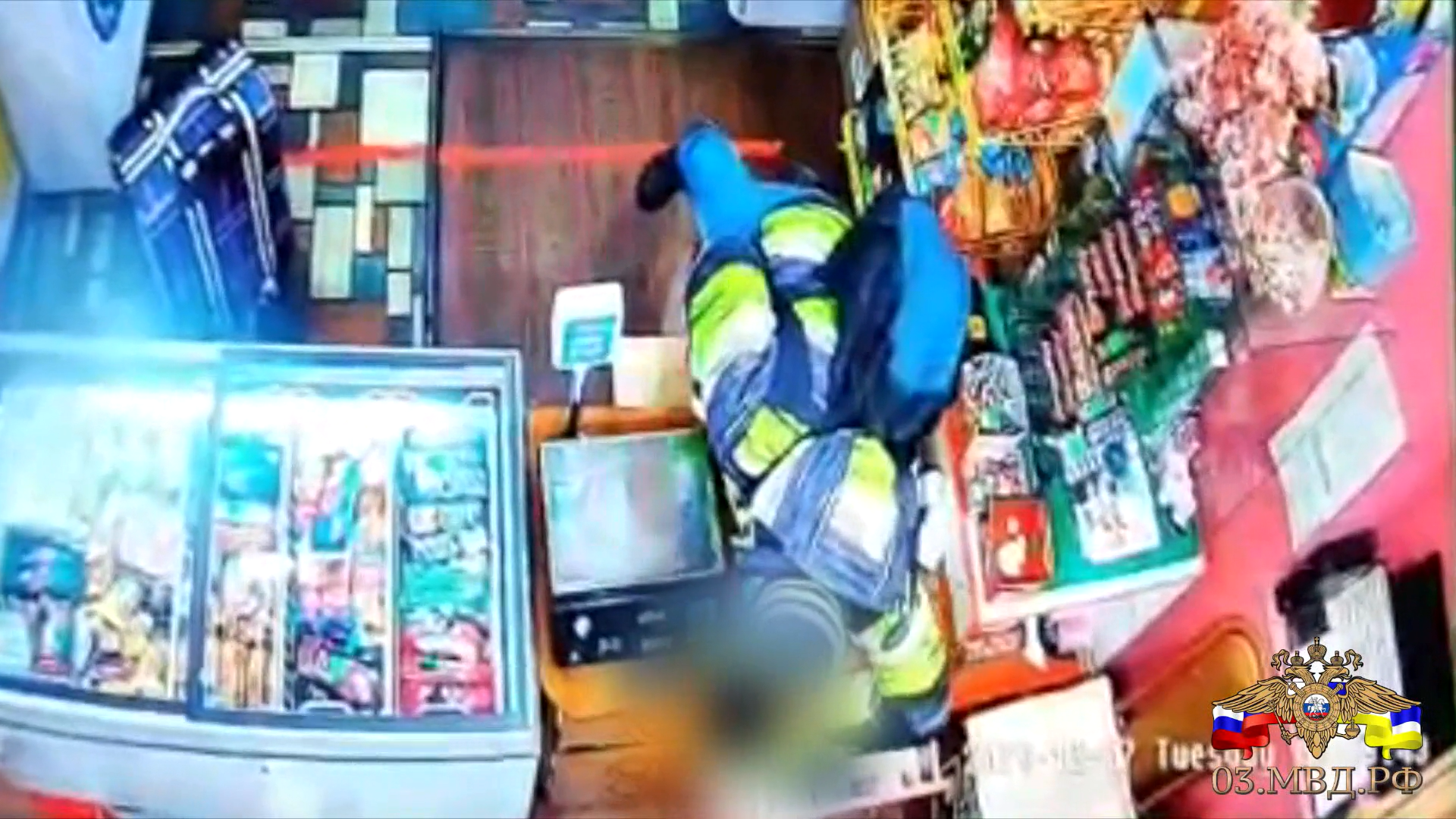 Фото В Улан-Удэ покупательница магазина украла из кассы деньги (ВИДЕО)