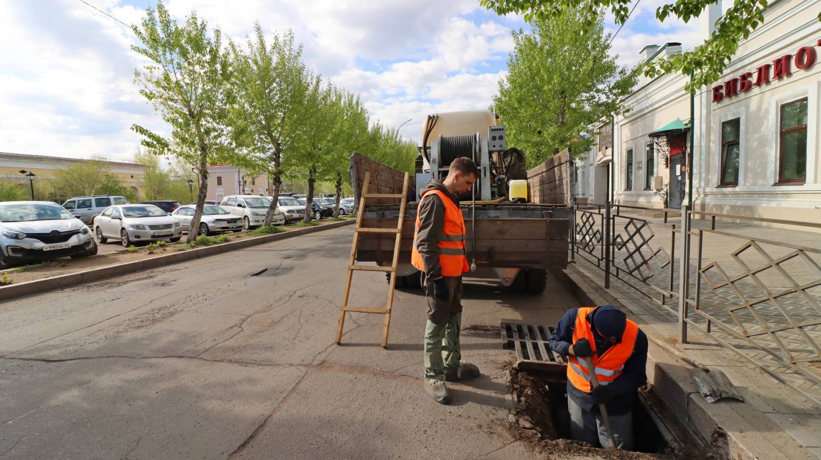 Фото В Улан-Удэ прочищают все ливневые канализации ►