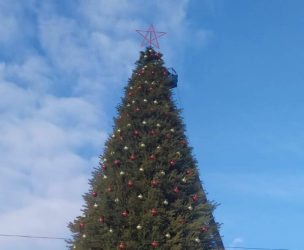 Фото Главной елке столицы Бурятии поменяют звезду