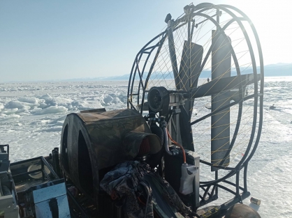 Фото На Байкале аэролодка врезалась в ледяной торос. Погиб человек