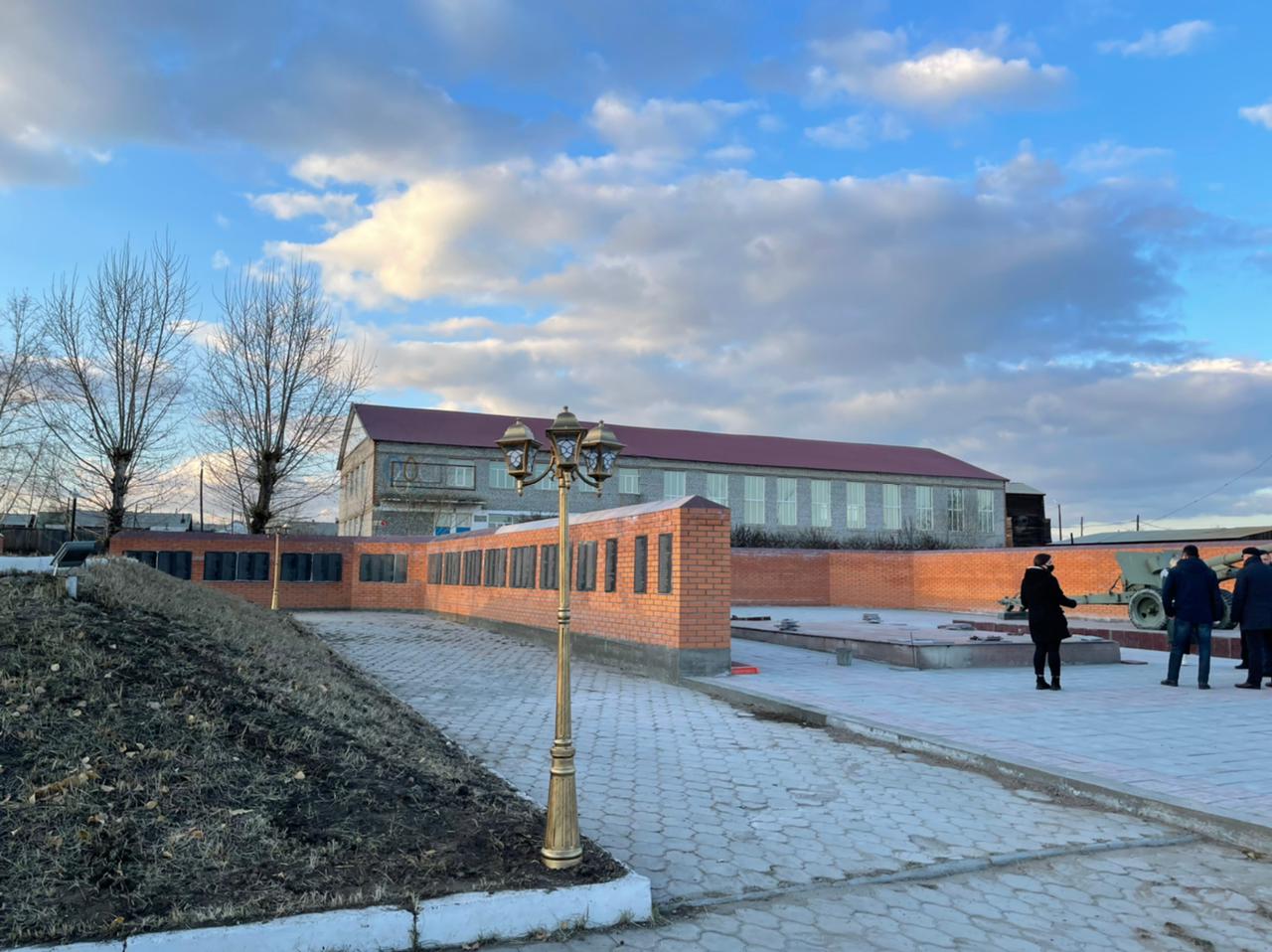 Фото В Кижингинском районе Бурятии продолжается ремонт аллеи Славы