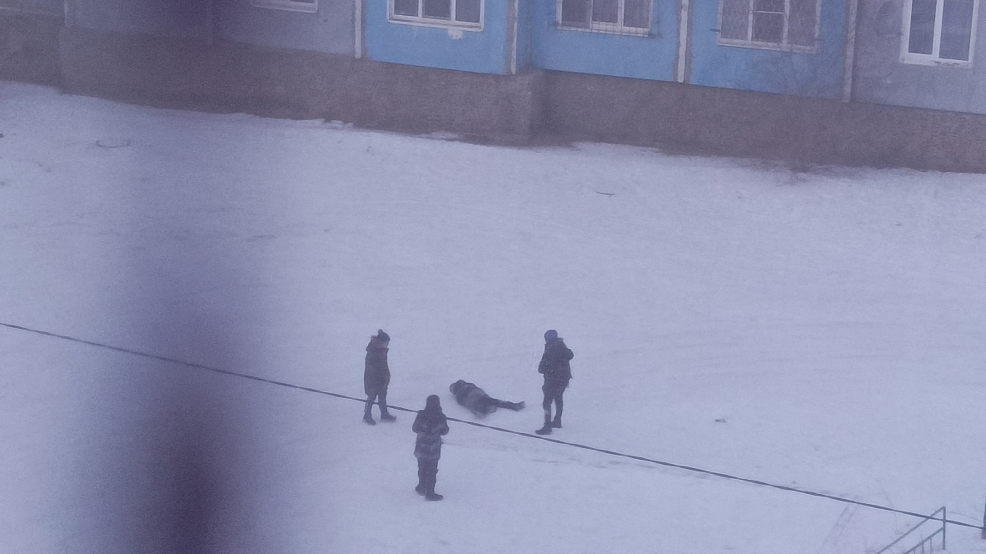 Фото В Селенгинском районе Бурятии подростки издевались над лежащим на снегу мальчиком