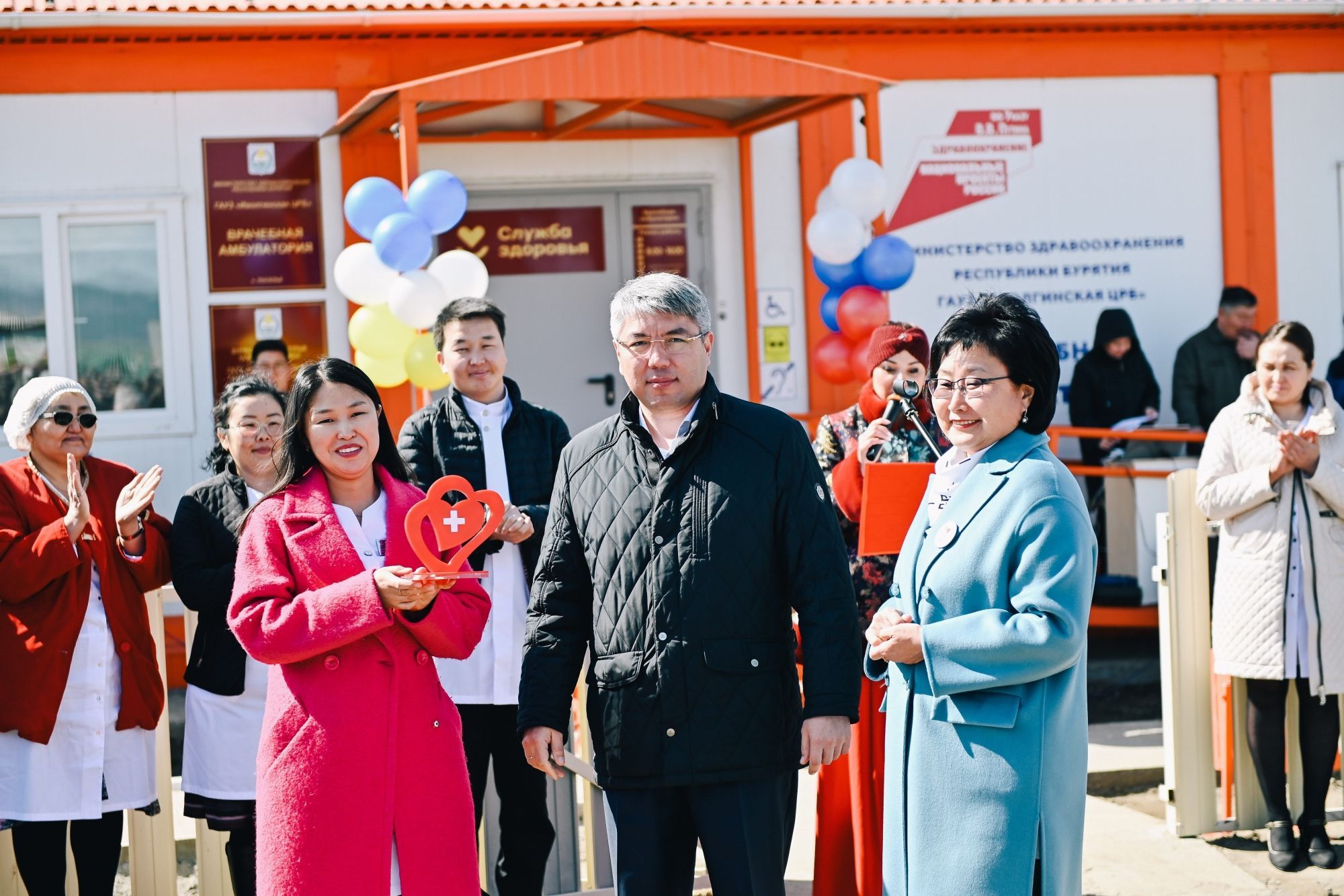 Фото Глава Бурятии поздравил жителей Иволгинского района с открытием новых амбулаторий